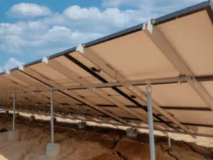 impianti fotovoltaici a terra visti dalle staffe che li sorreggono da terra