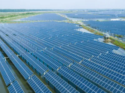 una distesa di impianti fotovoltaici a terra
