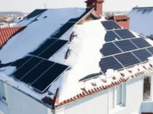 il tetto di un abitazione innevato con fotovoltaico