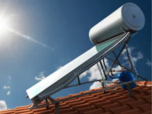 un pannello fotovoltaico con boiler di accumulo