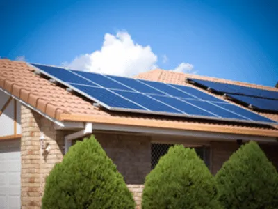 un impianto fotovoltaico su un tetto