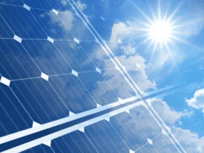un impianto solare con sfondo cielo e sole